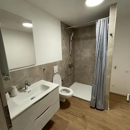 Lägenhet Neuwertige Zwei Oberhinterhof